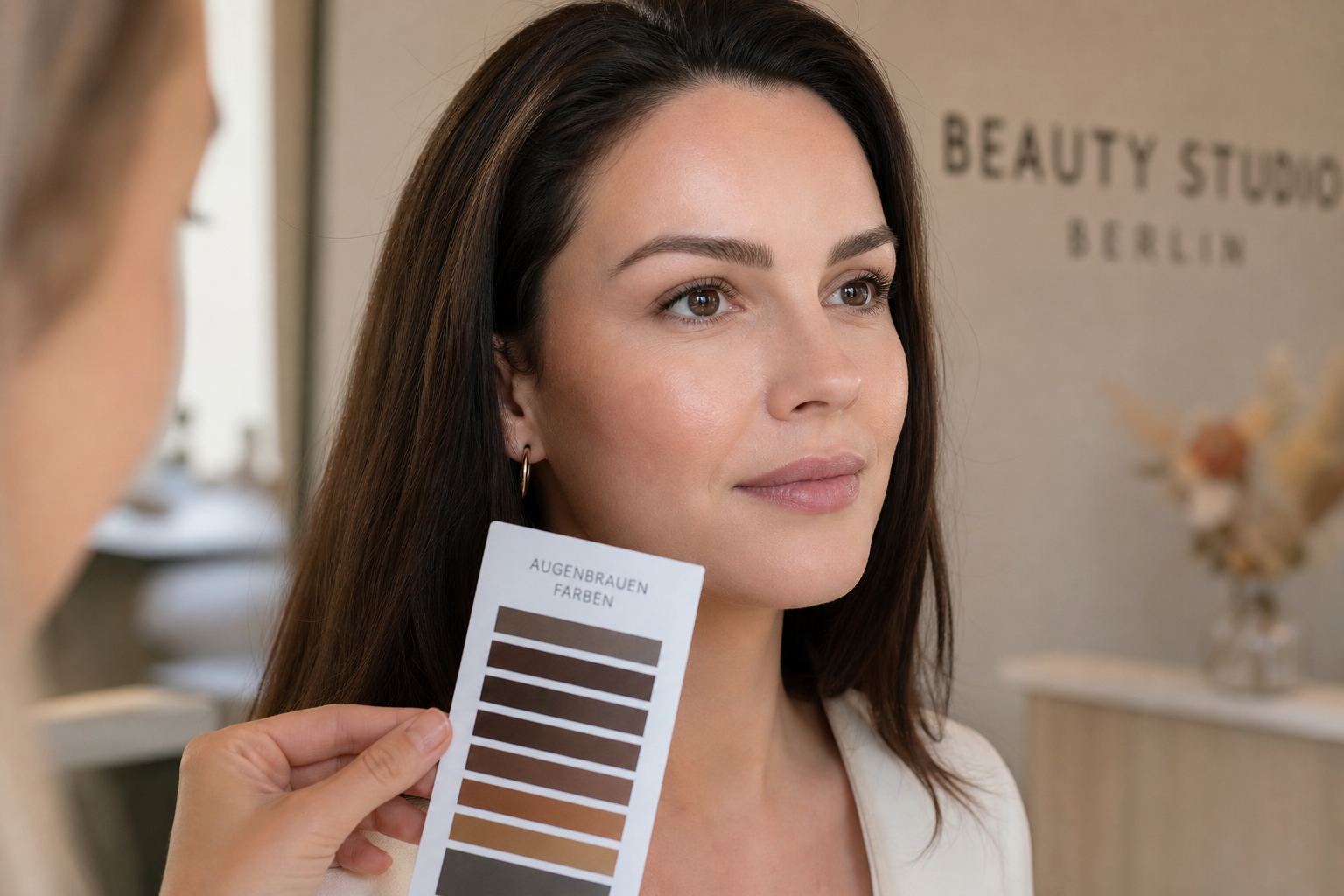 Beratung zur Augenbrauenfarbe für Permanent Make-up in Berlin