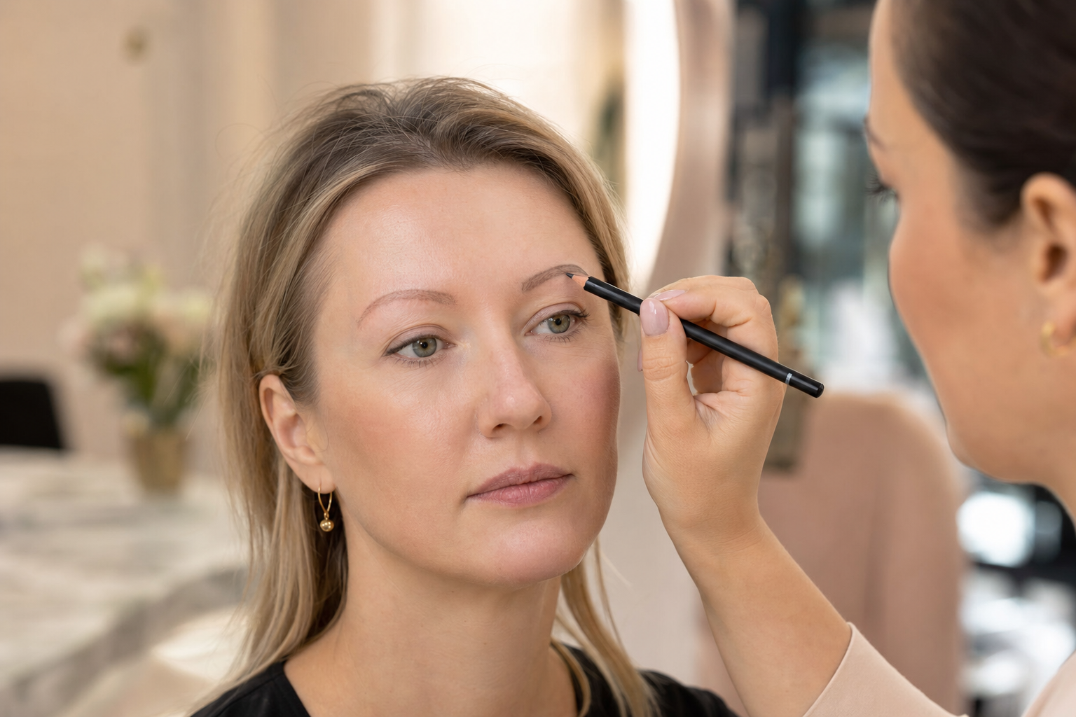 Permanent Make-up Augenbrauen nach überzupften 90er-Jahre-Brauen in einem hochwertigen Berliner Beauty-Studio